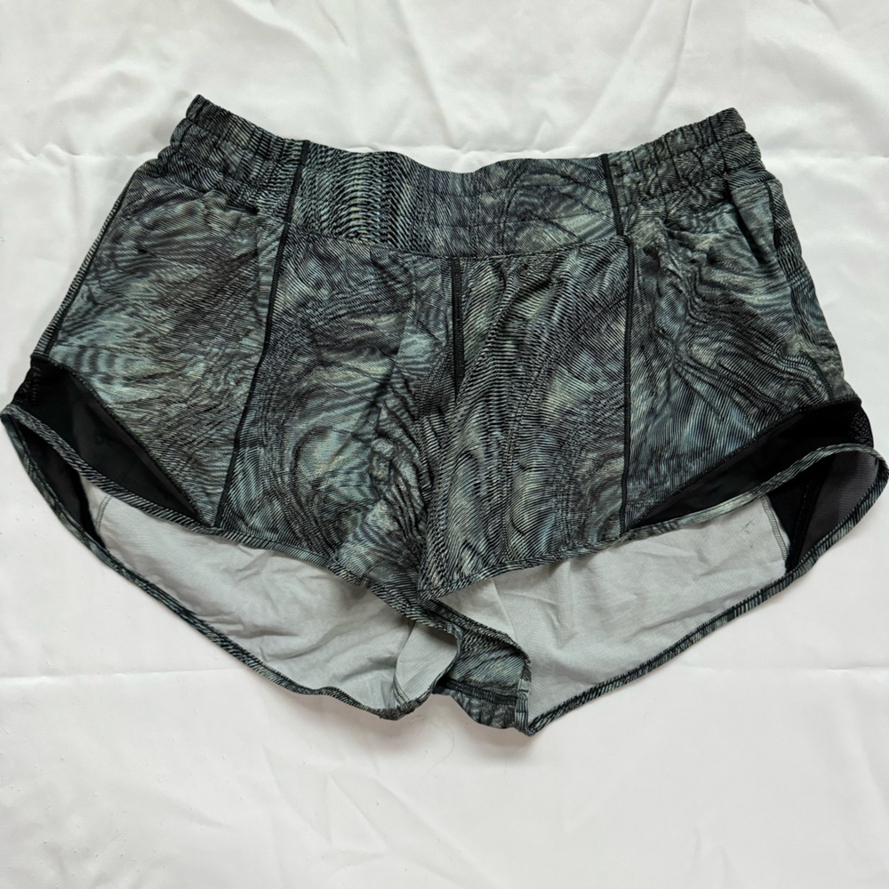 Lululemon Hotty Hot Low Rise Shorts 2.5” Size 10